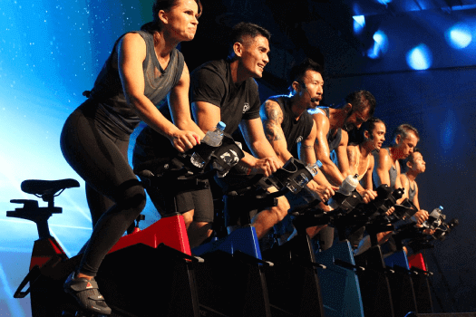 group of people doing indoor cycling 800sport